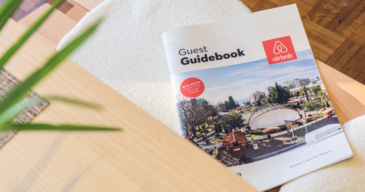 Buku panduan tetamu Airbnb di atas kerusi dalam sebuah rumah penginapan