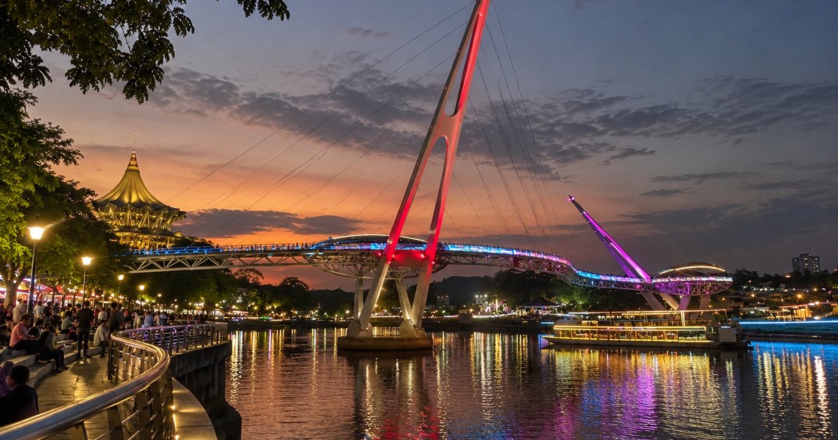 Jambatan Darul Hana dan Kuching Waterfront waktu malam