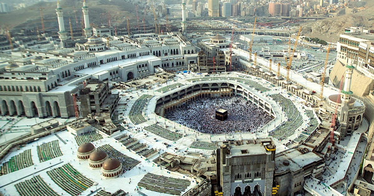 Pandangan udara Masjidil Haram dan Kaabah, dengan bandar Makkah di belakang
